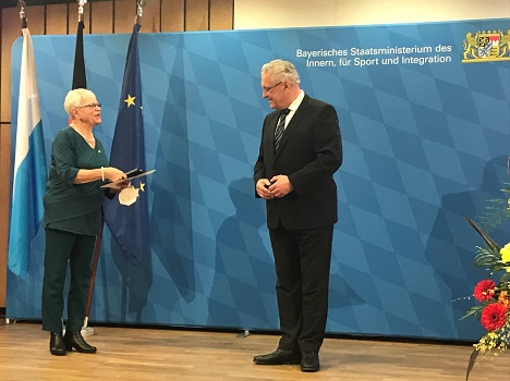 Auszeichnung für Monika Schmidt: Bundesverdienstkreuz am Bande